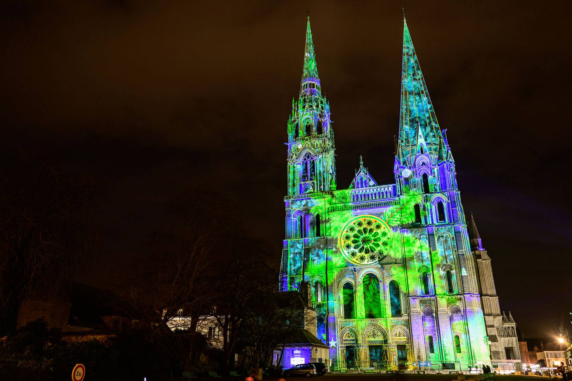 La cathédrale de Chartres illuminée par Chartres en lumières lors de Noël