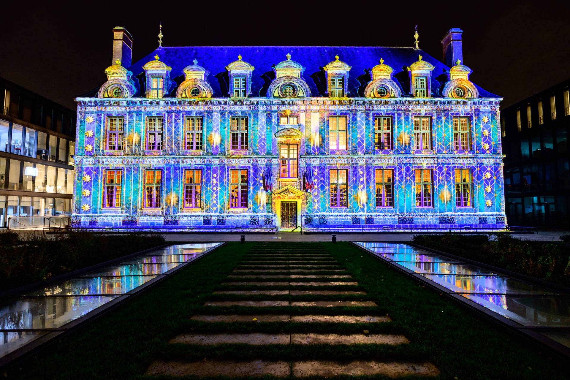 L'hôtel Montescot illuminé par Chartres en lumières lors de Noël