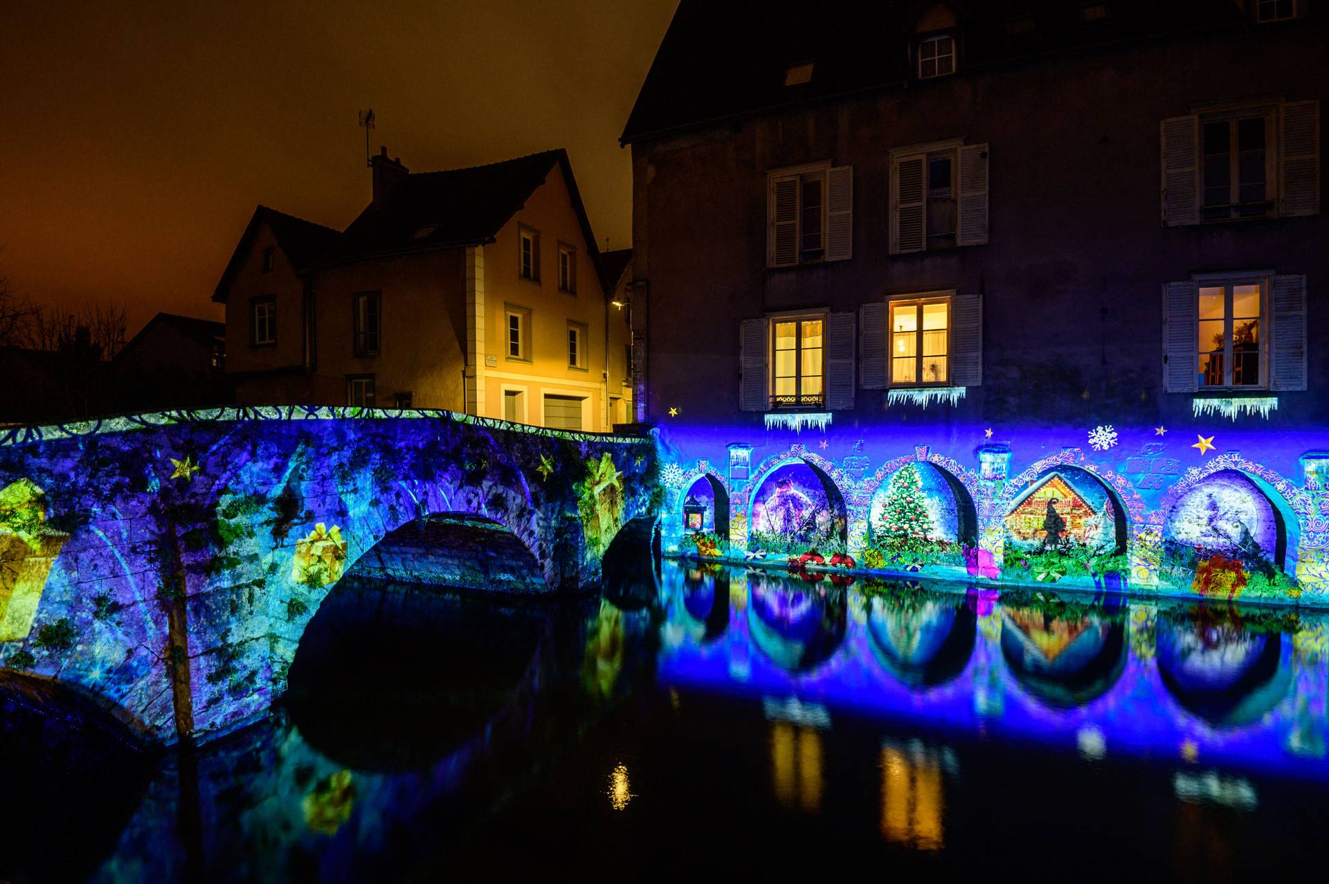 Un pont et un lavoir illuminés par Chartres en lumières lors de Noël