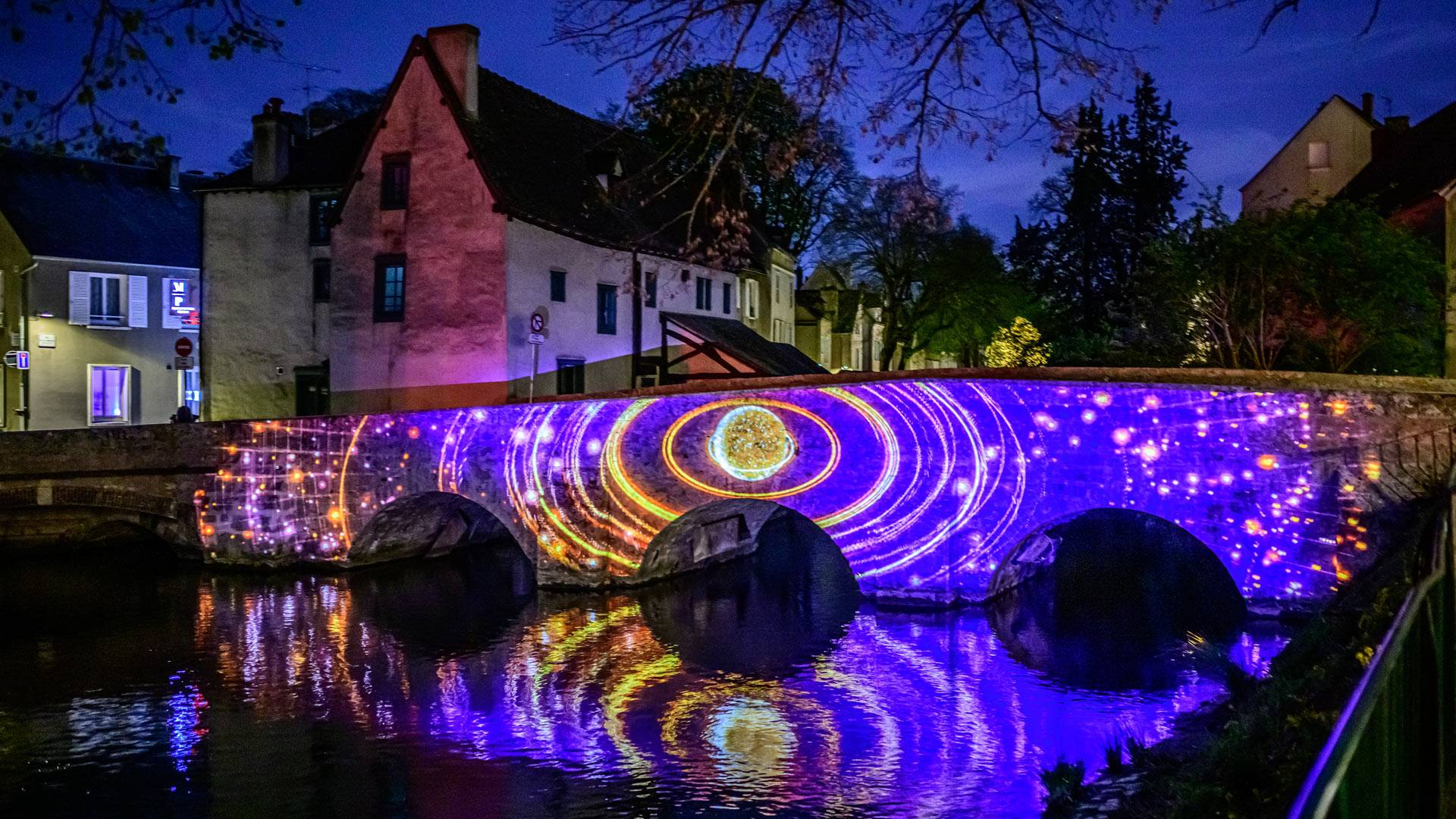 Le pont des minimes à Chartres illuminé pendant Chartres en lumières