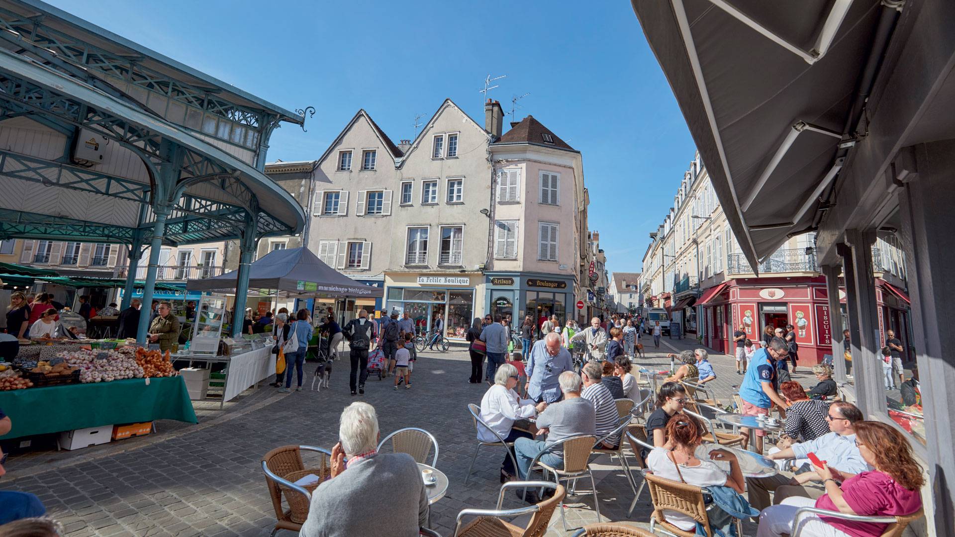 terrasse devant la place Billard à Chartres un jour de marché