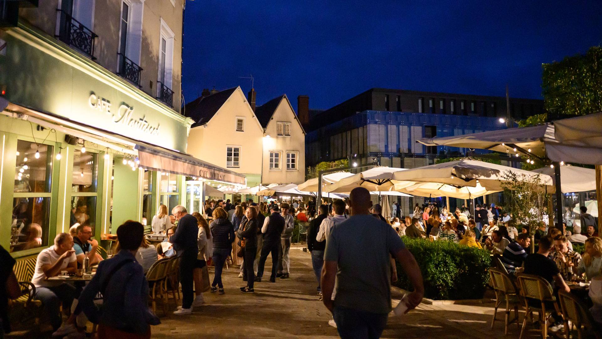 Terrasse de restaurant en soirée à Chartres