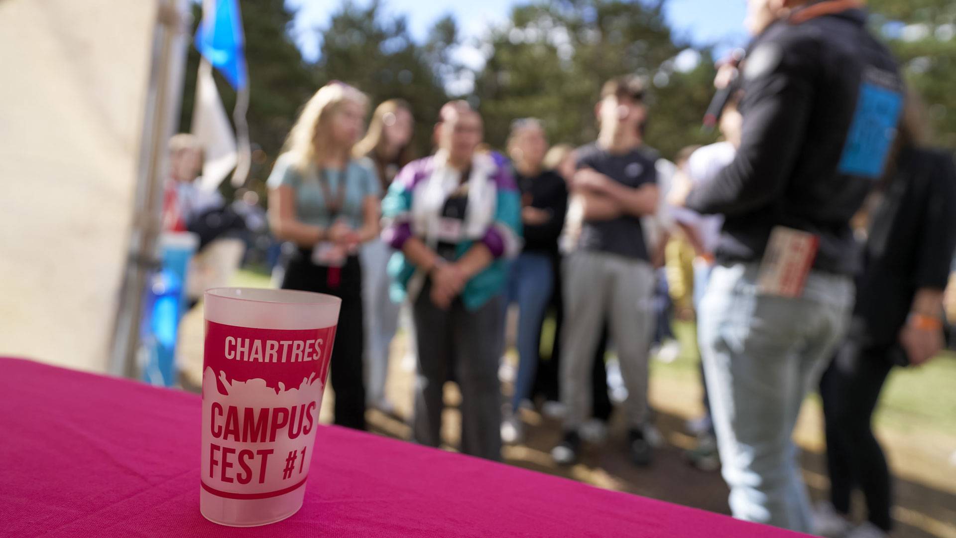 Éco-cup logoté du Campus fest et groupe d'étudiant