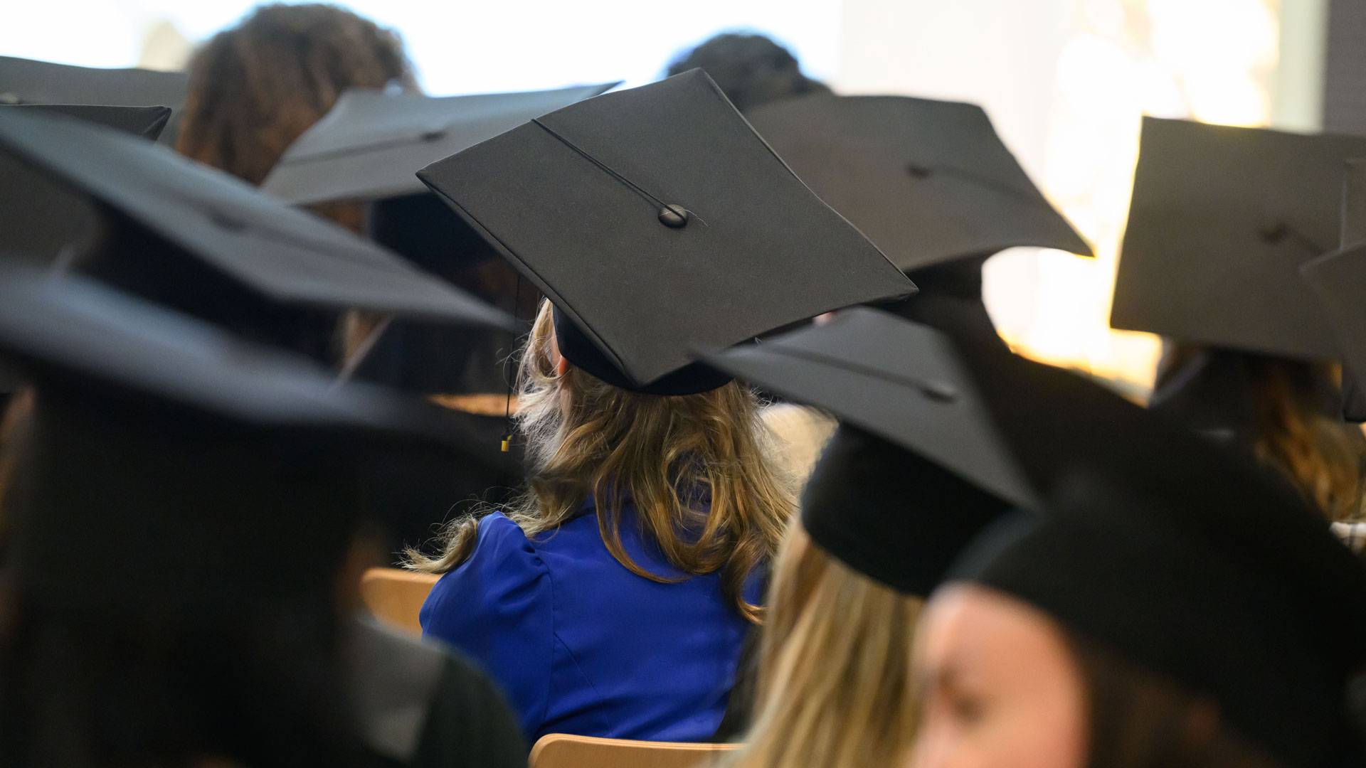 chapeau d'étudiant pendant une remise de diplômes