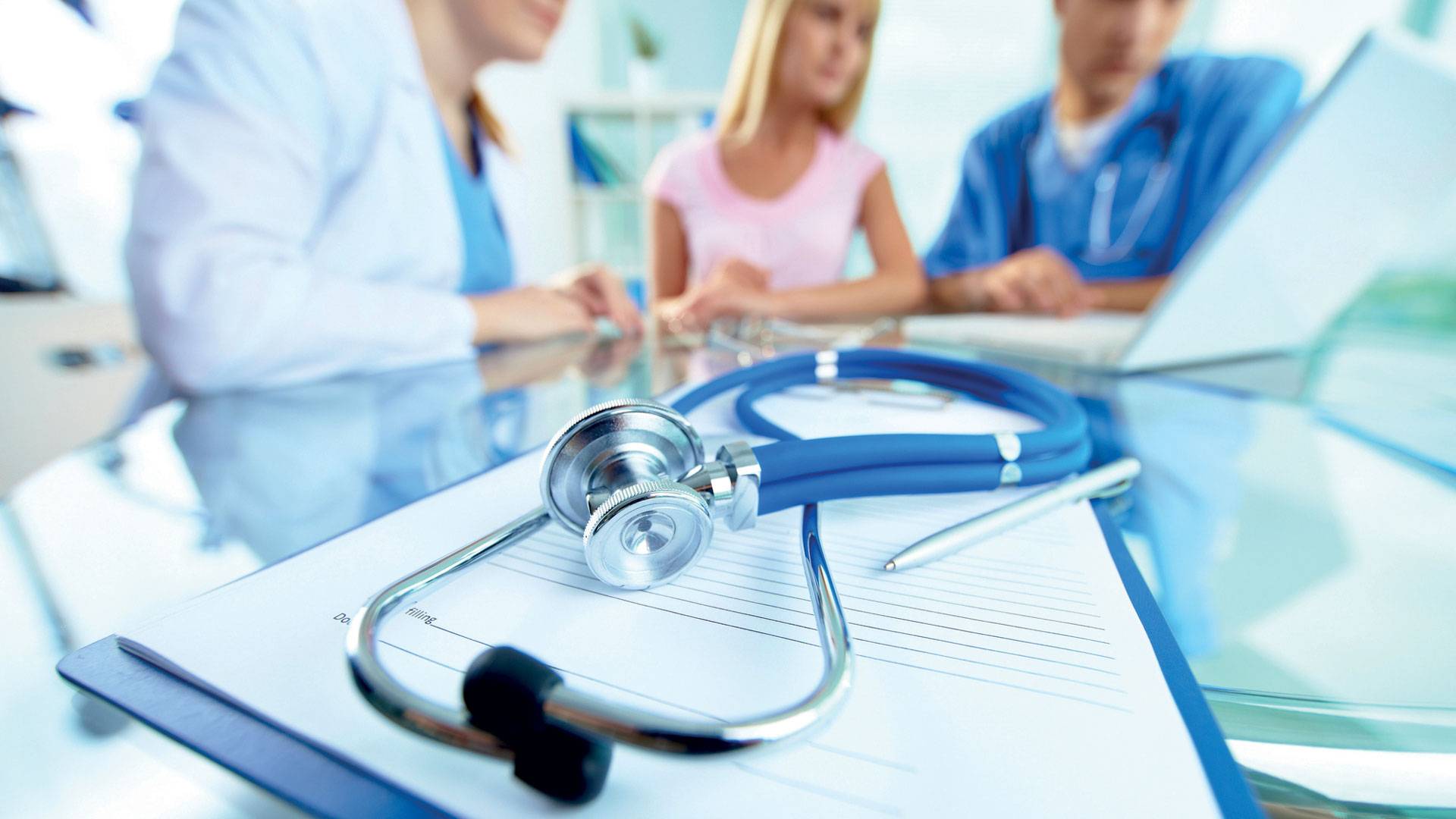 Plan sur un stéthoscope avec un médecin et des patients en arrière plan