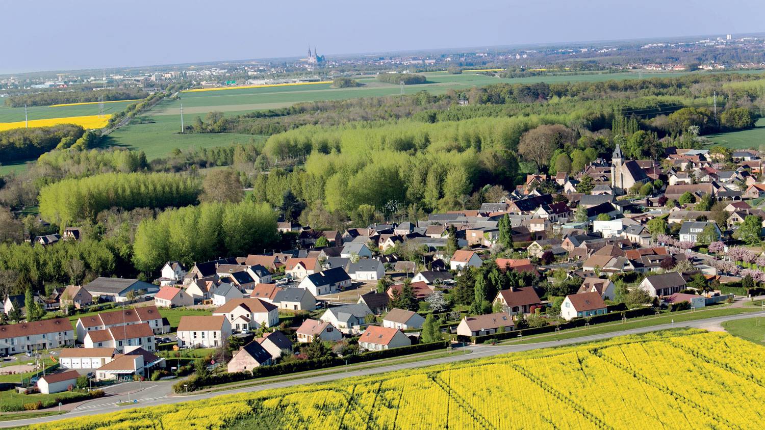 Vue aérienne de maisons dans la campagne de Chartres métropole