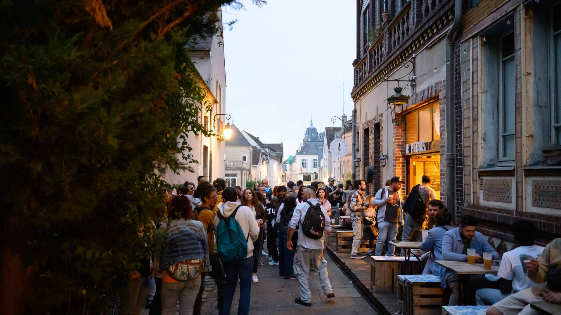 Terrasse animée dans un bar de Chartres